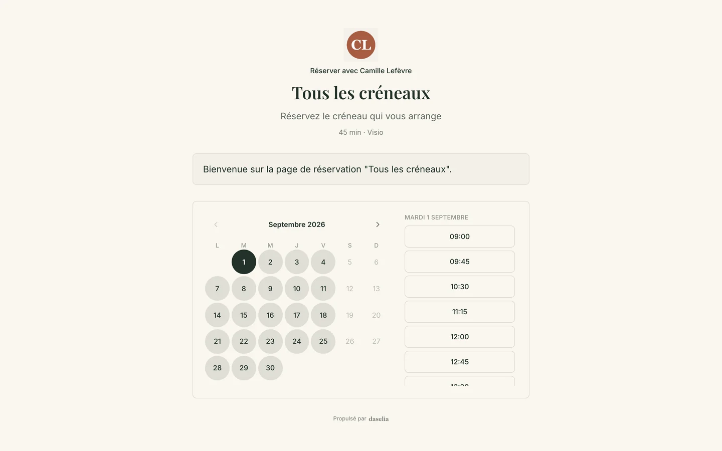 Page de réservation publique à la marque de la praticienne : son logo, son nom, un calendrier et les créneaux réellement disponibles.